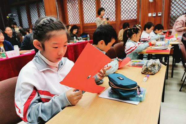 认真地学习剪纸技法.jpg